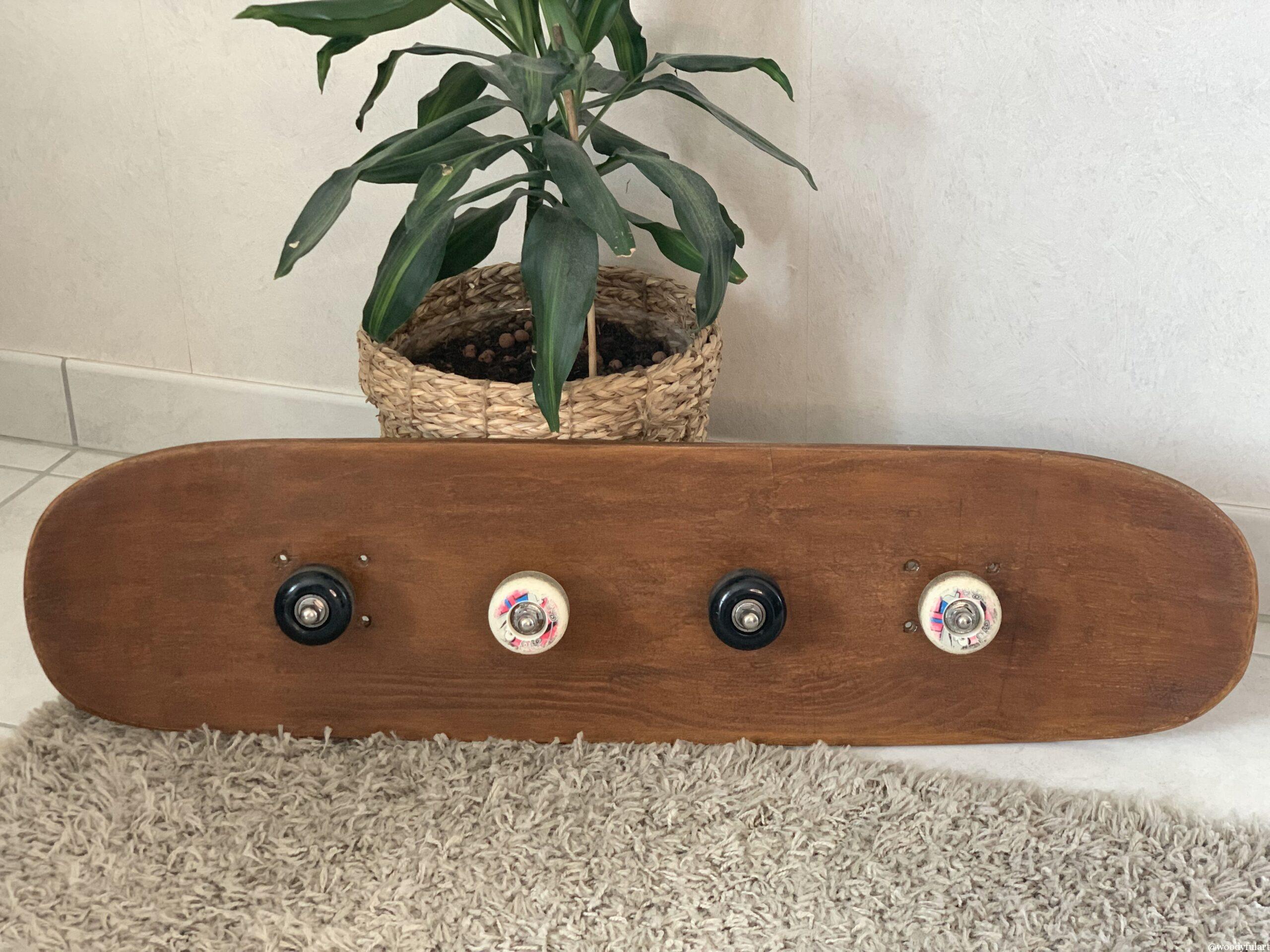 vieille planche de skateboard recyclée en porte manteau murale avec roues noir et blanche - woodyfulart