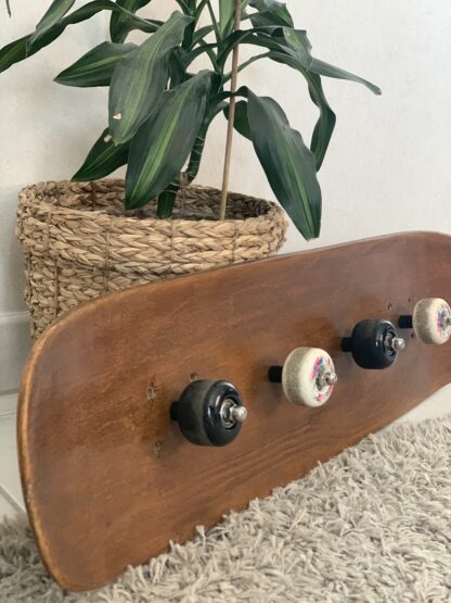 vieille planche de skateboard recyclée en porte manteau murale avec roues noir et blanche - woodyfulart