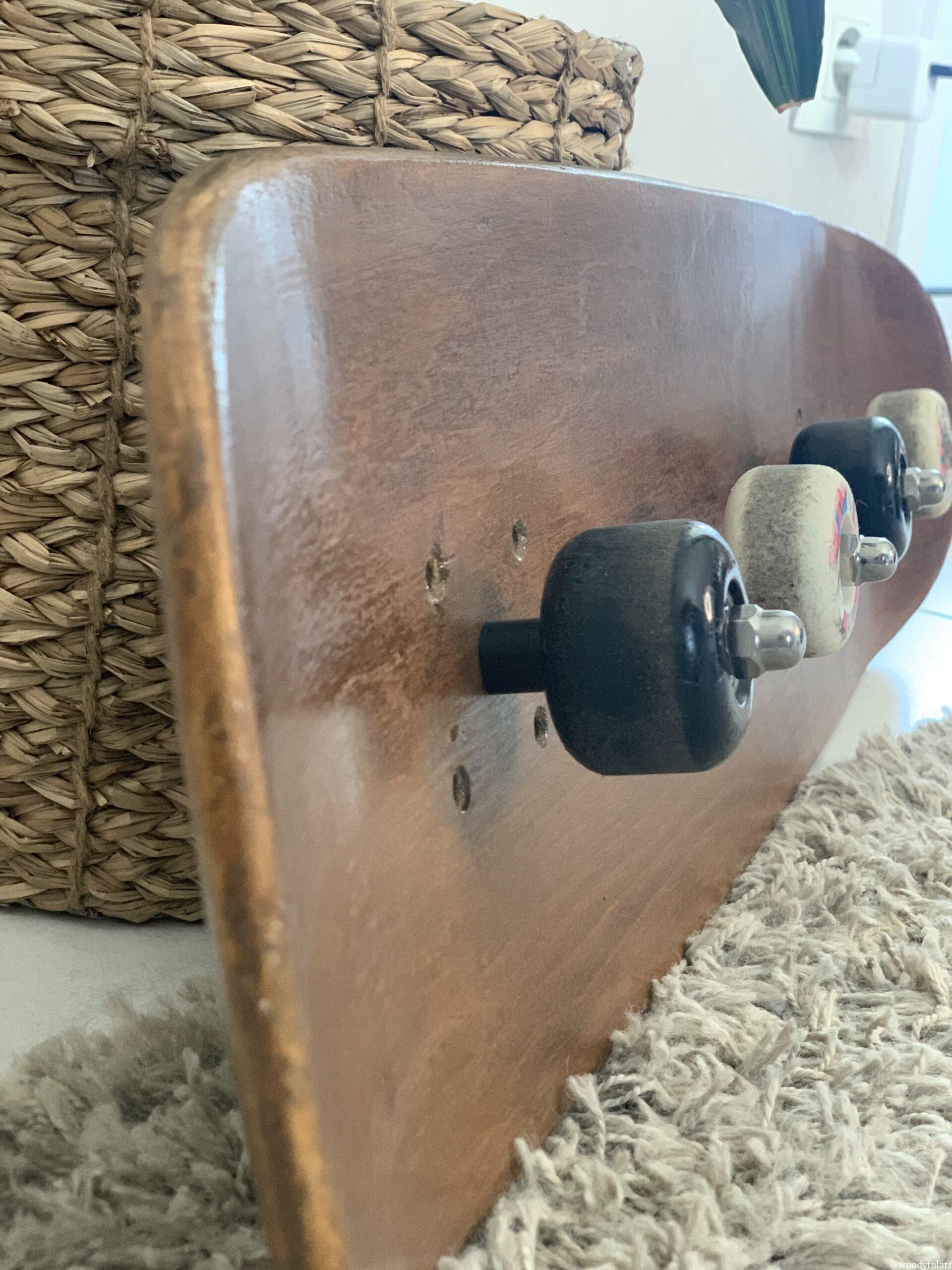 vieille planche de skateboard recyclée en porte manteau murale avec roues noir et blanche - woodyfulart