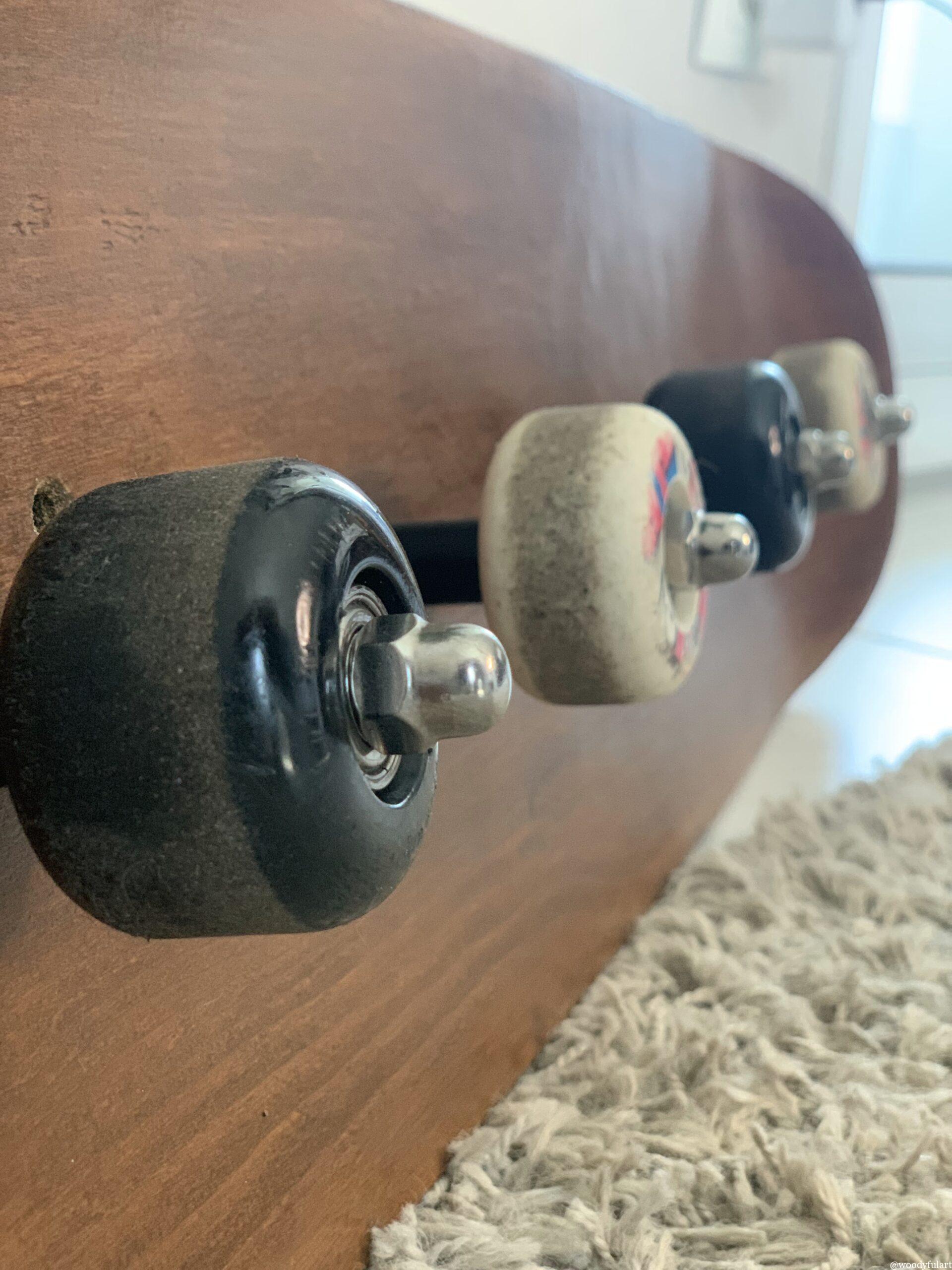 vieille planche de skateboard recyclée en porte manteau murale avec roues noir et blanche - woodyfulart