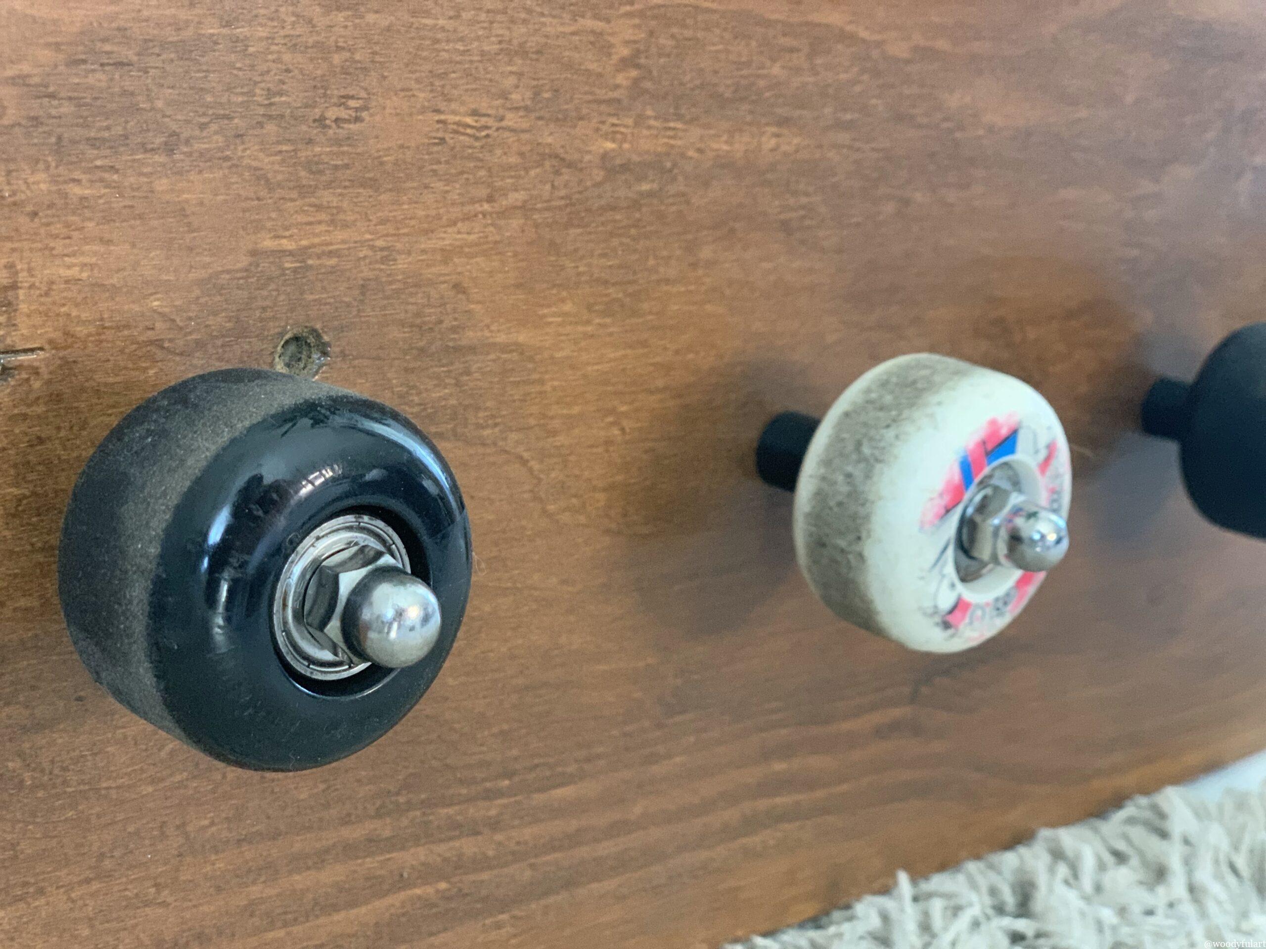 vieille planche de skateboard recyclée en porte manteau murale avec roues noir et blanche - woodyfulart