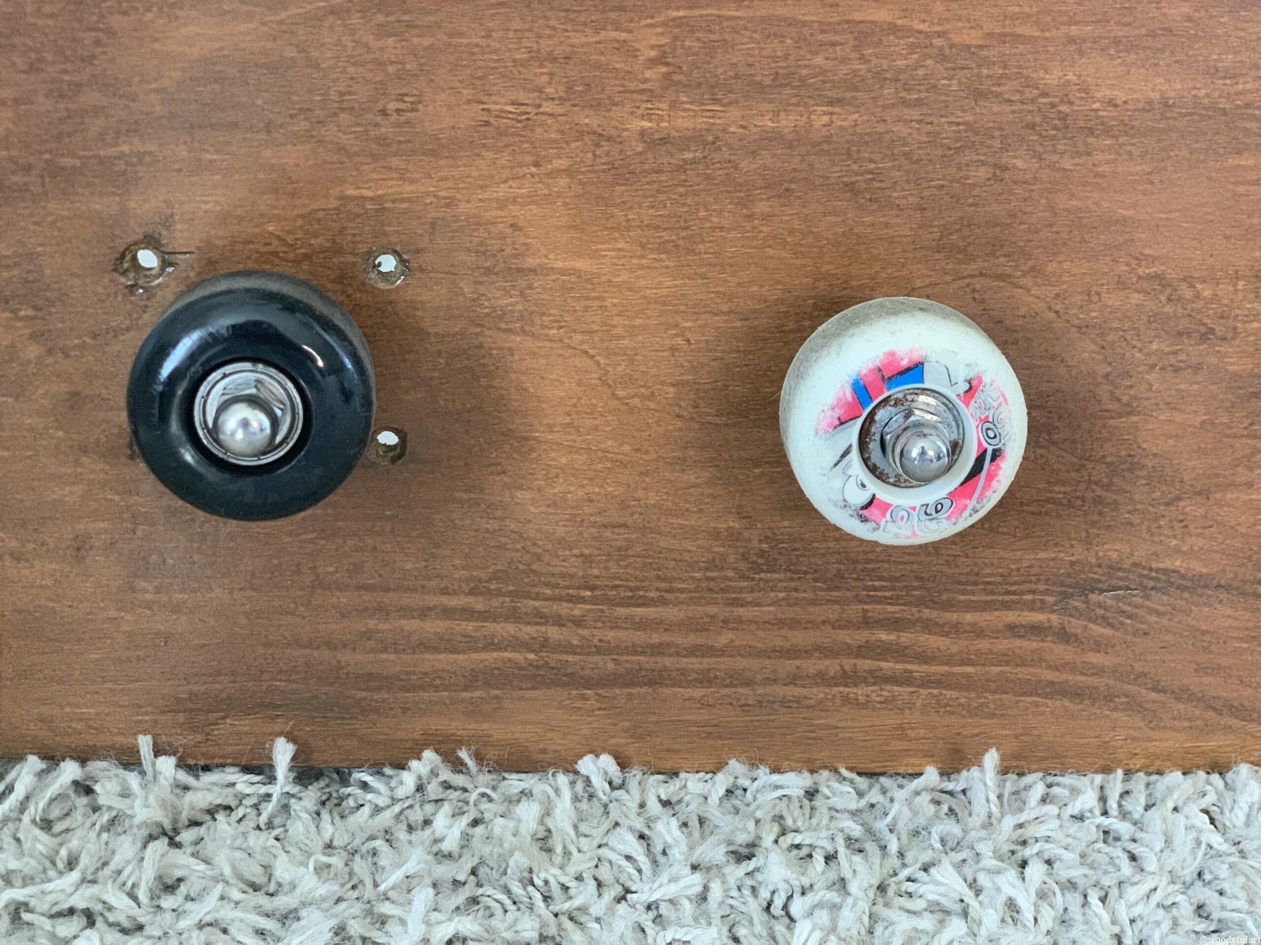 vieille planche de skateboard recyclée en porte manteau murale avec roues noir et blanche - woodyfulart