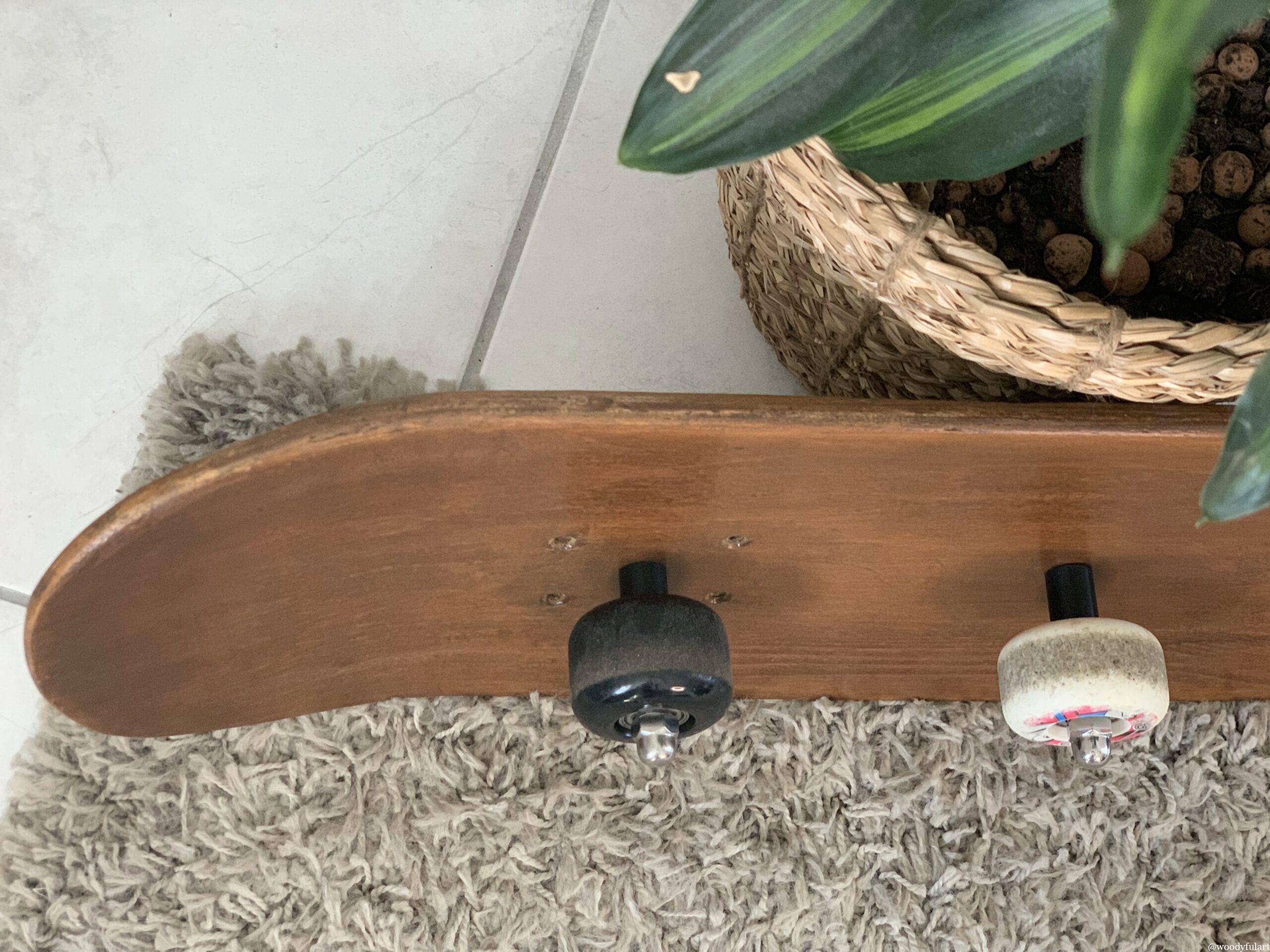 vieille planche de skateboard recyclée en porte manteau murale avec roues noir et blanche - woodyfulart
