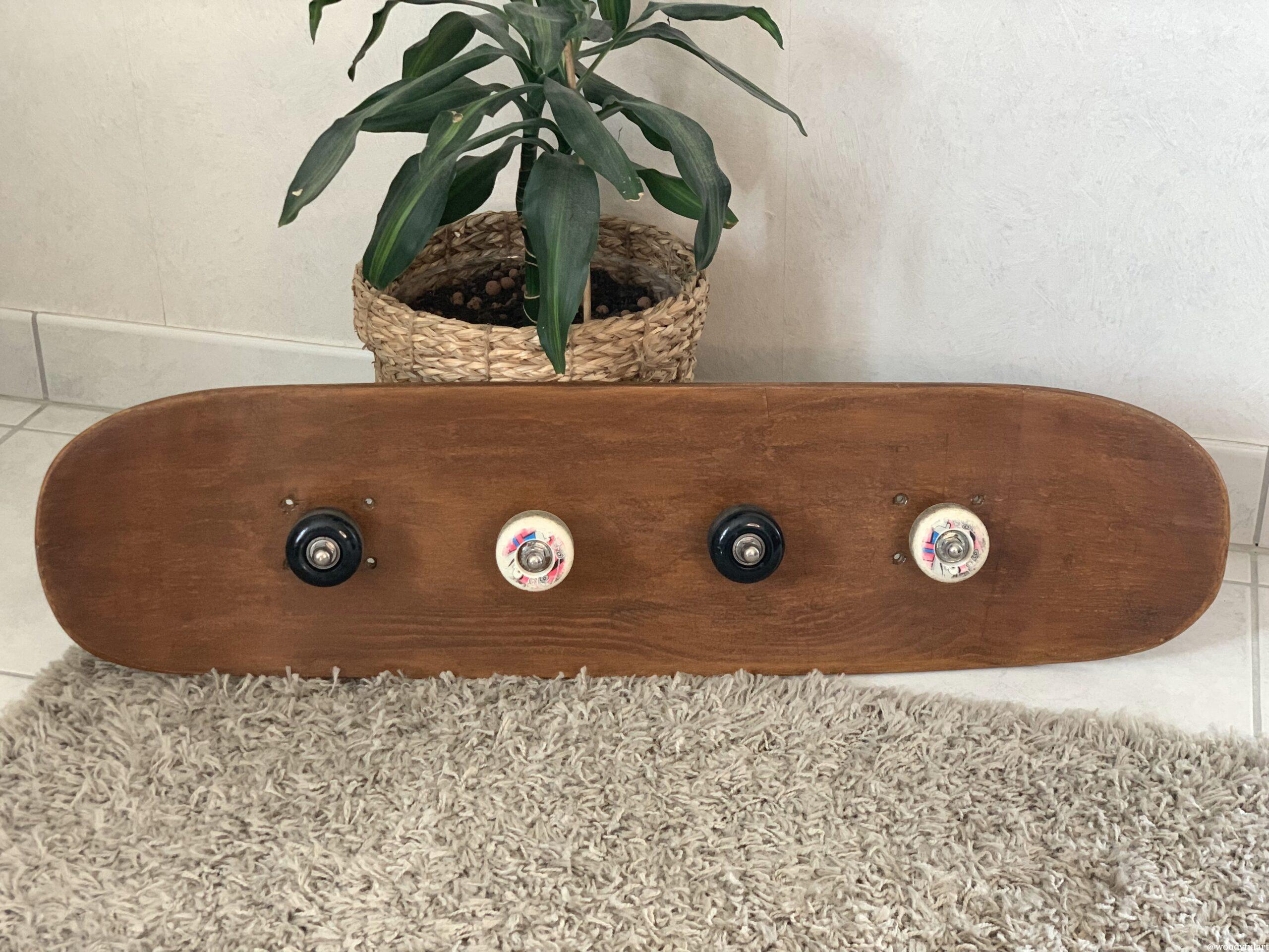 vieille planche de skateboard recyclée en porte manteau murale avec roues noir et blanche - woodyfulart