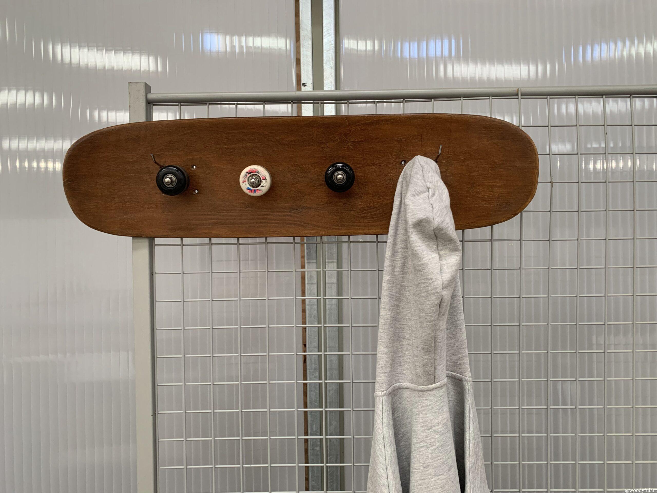 vieille planche de skateboard recyclée en porte manteau murale avec roues noir et blanche - woodyfulart