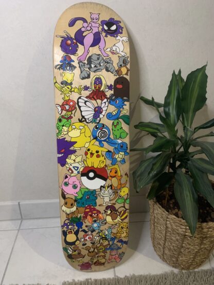 ancienne planche de skateboard recyclé en objet décoratif sur le thème pokemon première génération - woodyfulart
