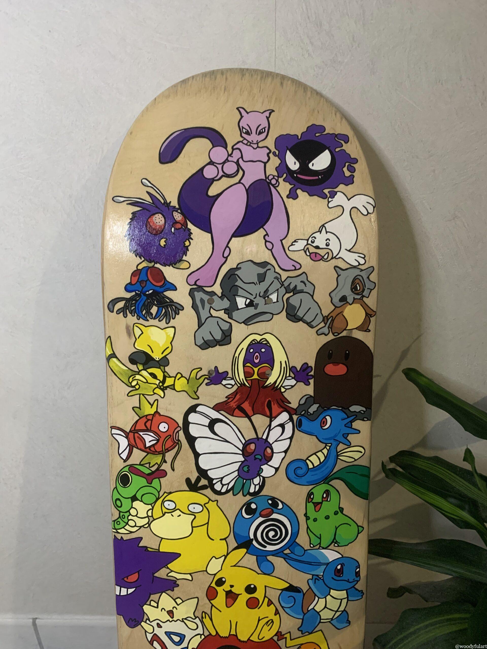 ancienne planche de skateboard recyclé en objet décoratif sur le thème pokemon première génération - woodyfulart