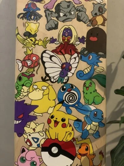 ancienne planche de skateboard recyclé en objet décoratif sur le thème pokemon première génération - woodyfulart