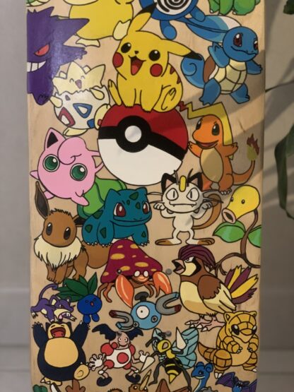 ancienne planche de skateboard recyclé en objet décoratif sur le thème pokemon première génération - woodyfulart