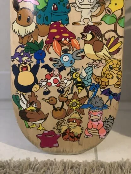 ancienne planche de skateboard recyclé en objet décoratif sur le thème pokemon première génération - woodyfulart