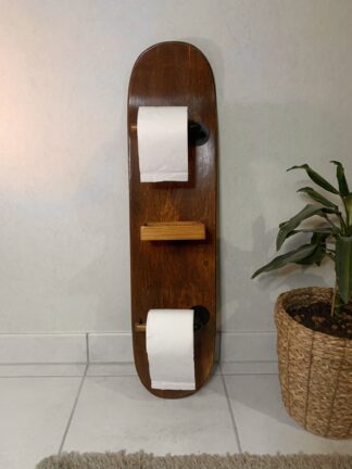 vieille planche de skateboard recyclée en double dérouleur de papier toilette avec tablette pour téléphone - woodyfulart
