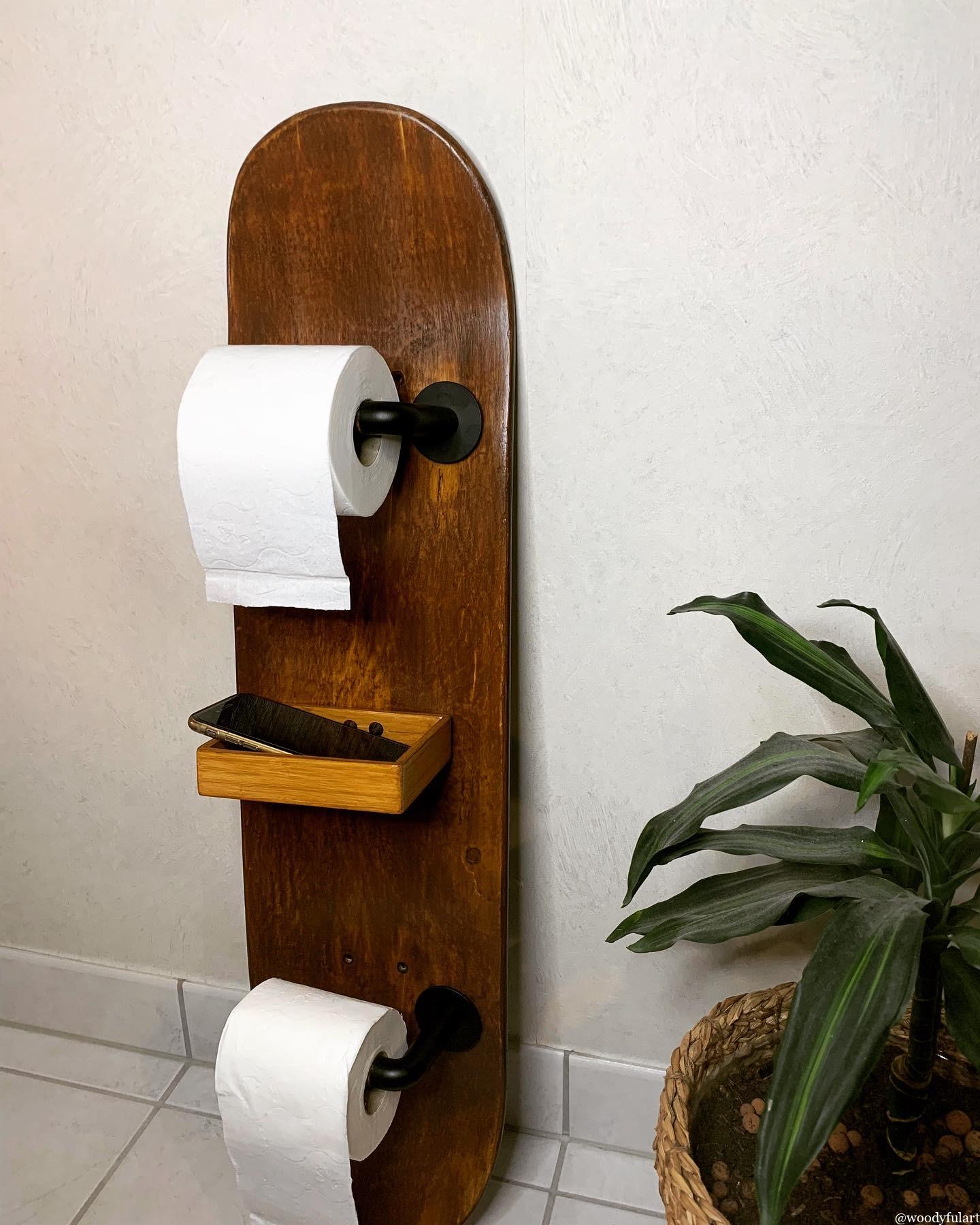 vieille planche de skateboard recyclée en double dérouleur de papier toilette avec tablette pour téléphone - woodyfulart