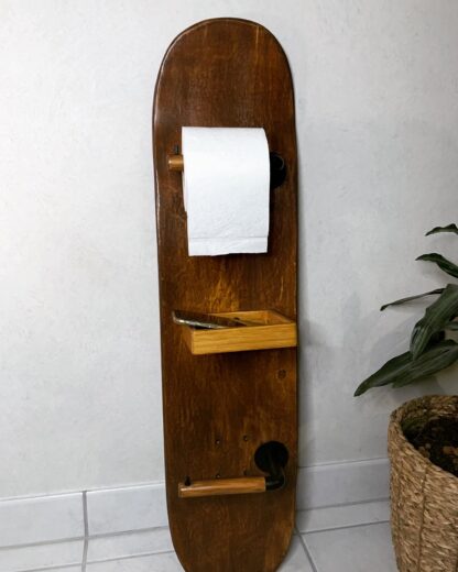 vieille planche de skateboard recyclée en double dérouleur de papier toilette avec tablette pour téléphone - woodyfulart
