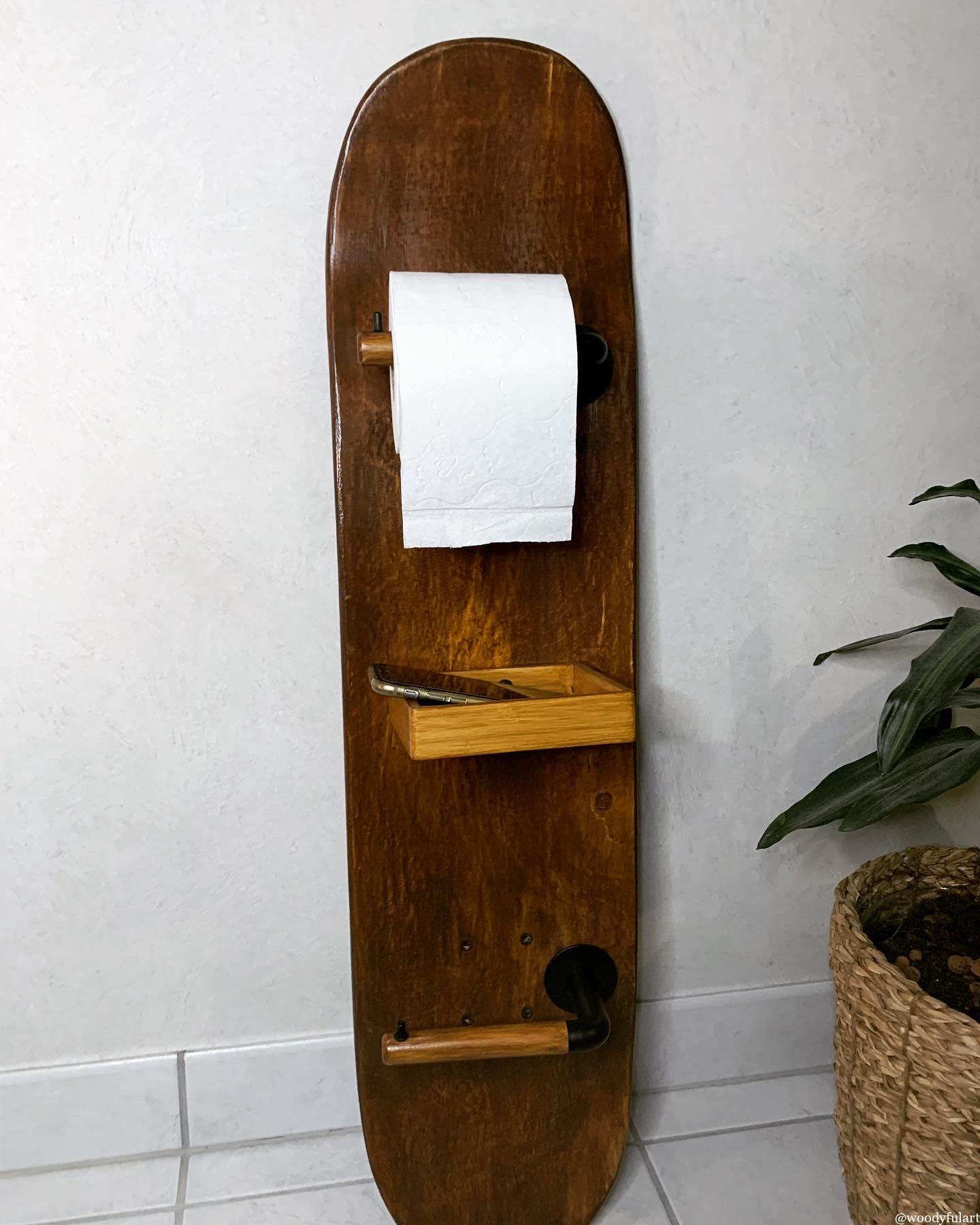 vieille planche de skateboard recyclée en double dérouleur de papier toilette avec tablette pour téléphone - woodyfulart