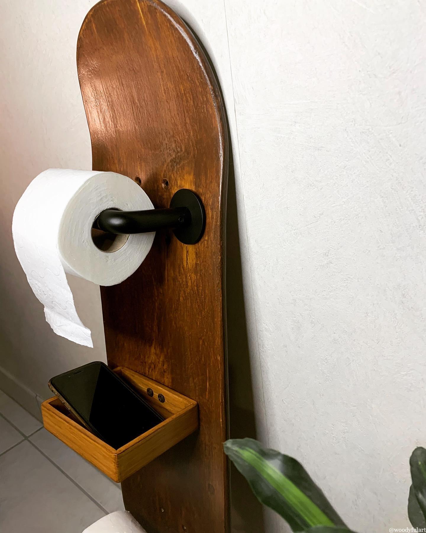 vieille planche de skateboard recyclée en double dérouleur de papier toilette avec tablette pour téléphone - woodyfulart