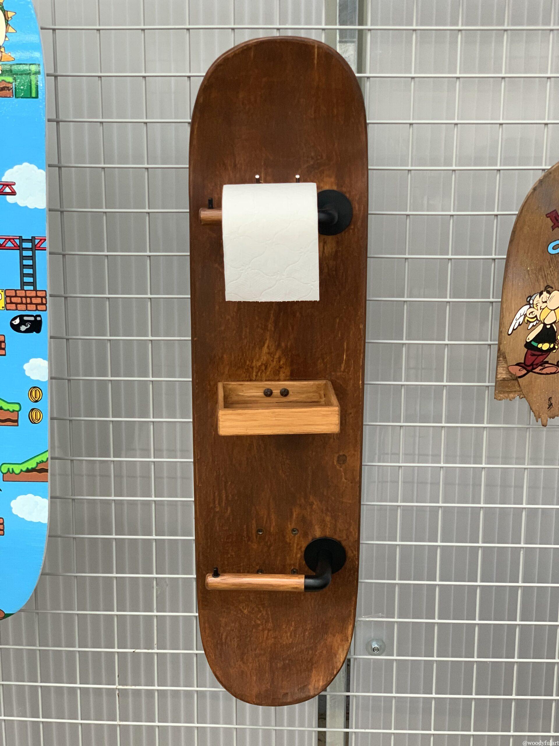 vieille planche de skateboard recyclée en double dérouleur de papier toilette avec tablette pour téléphone - woodyfulart