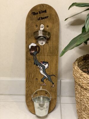 ancien skateboard enfant recyclé en décapsuleur personnalisé rafiki the king of beer - woodyfulart