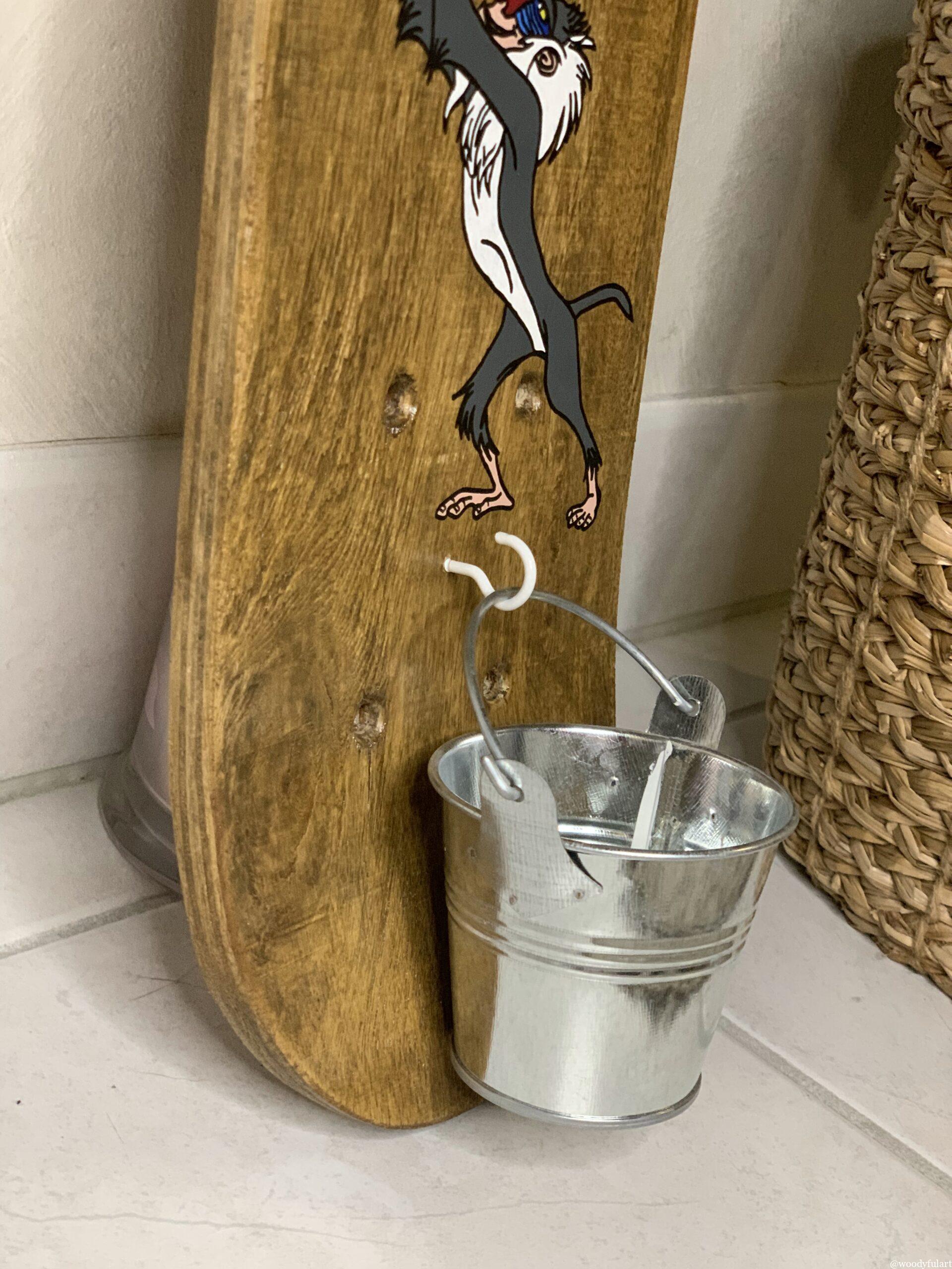 ancien skateboard enfant recyclé en décapsuleur personnalisé rafiki the king of beer - woodyfulart