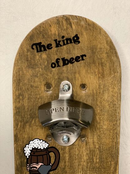 ancien skateboard enfant recyclé en décapsuleur personnalisé rafiki the king of beer - woodyfulart