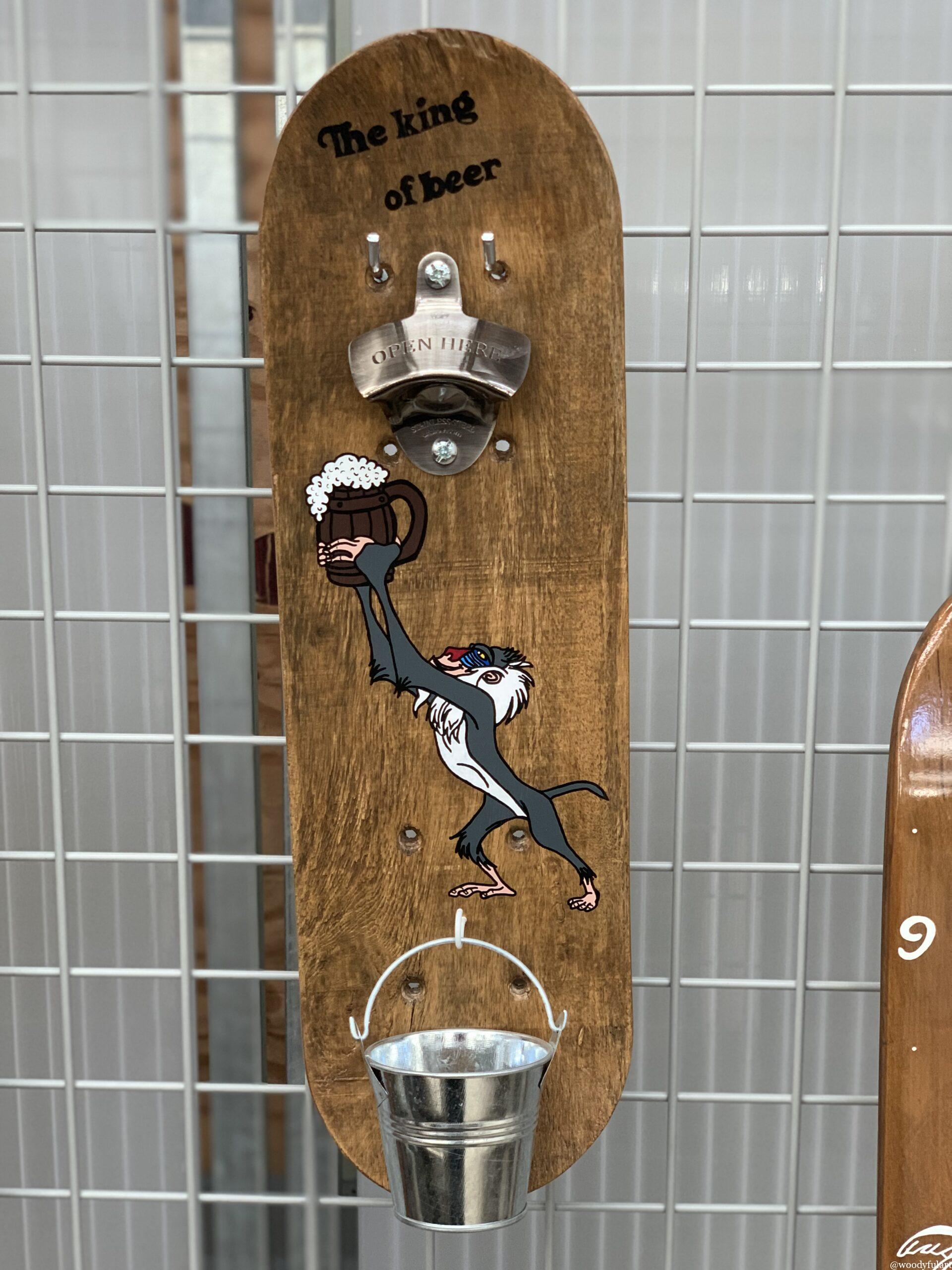 ancien skateboard enfant recyclé en décapsuleur personnalisé rafiki the king of beer - woodyfulart