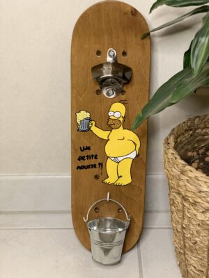 ancien skateboard enfant recyclé en décapsuleur personnalisé les simpson homer une petite mousse - woodyfulart