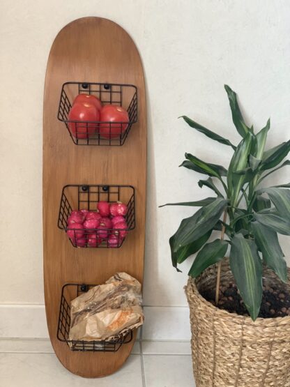 ancienne planche de skateboard recyclé en étagère murale avec panier de rangement - woodyfulart