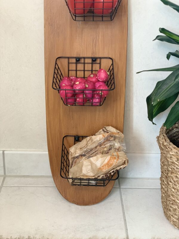 ancienne planche de skateboard recyclé en étagère murale avec panier de rangement - woodyfulart