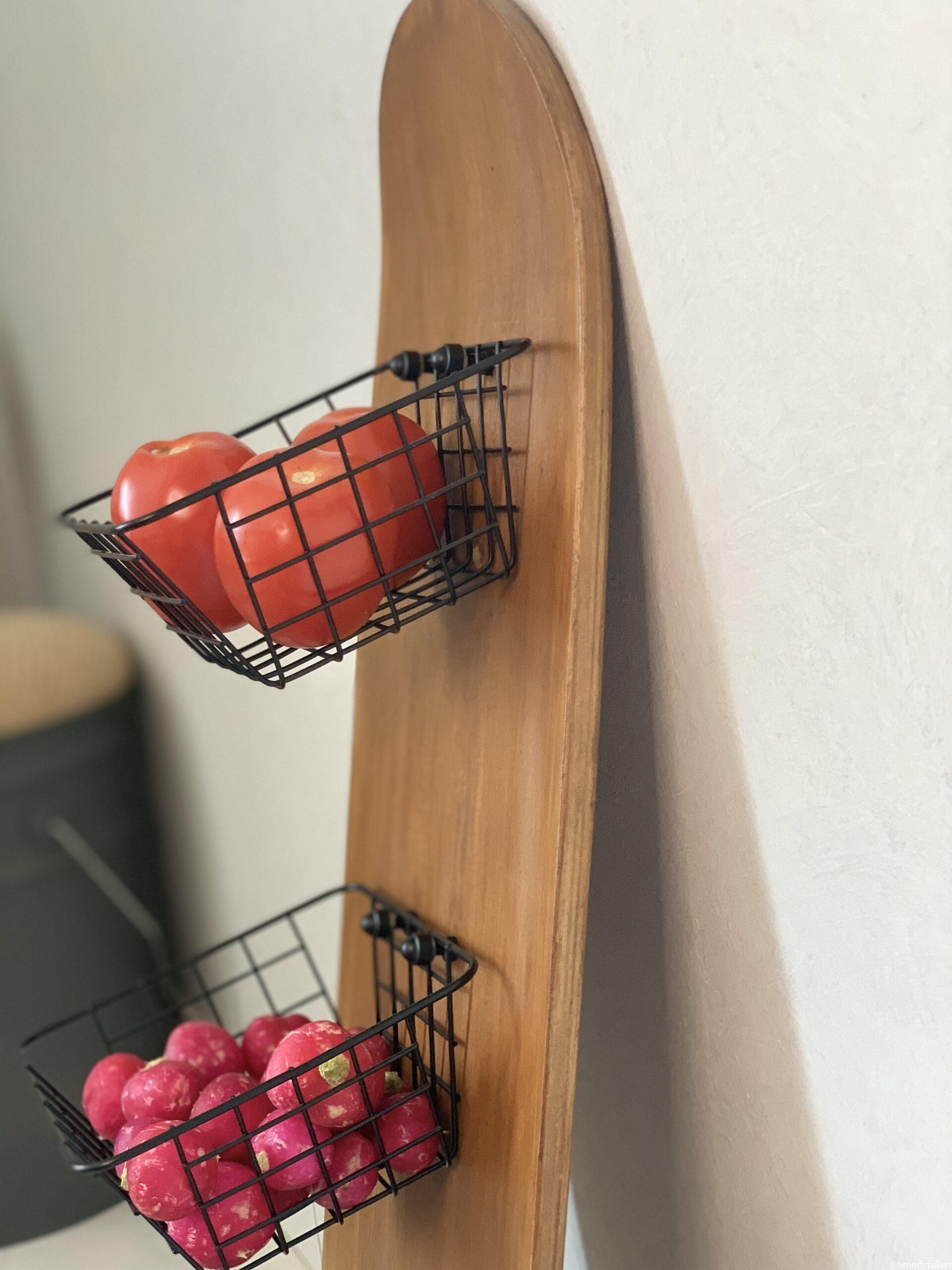 ancienne planche de skateboard recyclé en étagère murale avec panier de rangement - woodyfulart