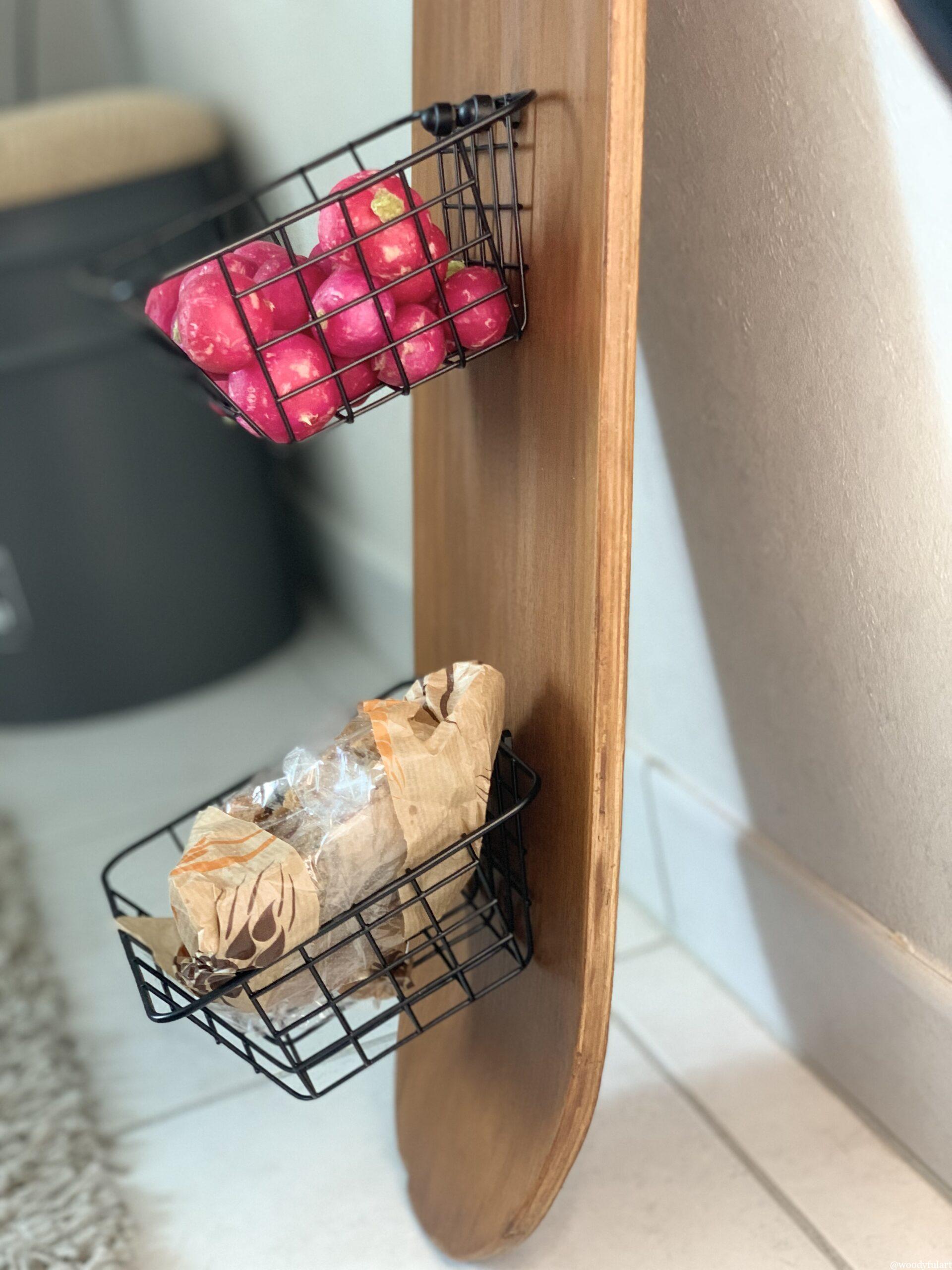 ancienne planche de skateboard recyclé en étagère murale avec panier de rangement - woodyfulart