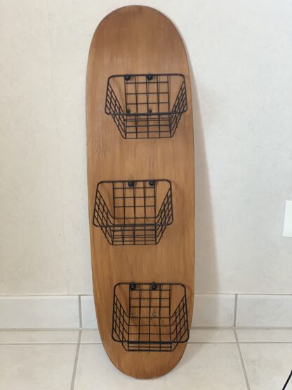 ancienne planche de skateboard recyclé en étagère murale avec panier de rangement - woodyfulart