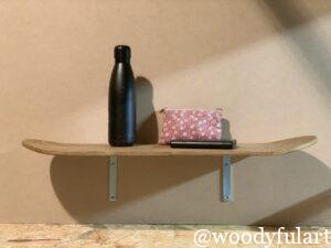 ancienne planche de skateboard recyclé en étagère murale simple - étagère murale skateboard - woodyfulart