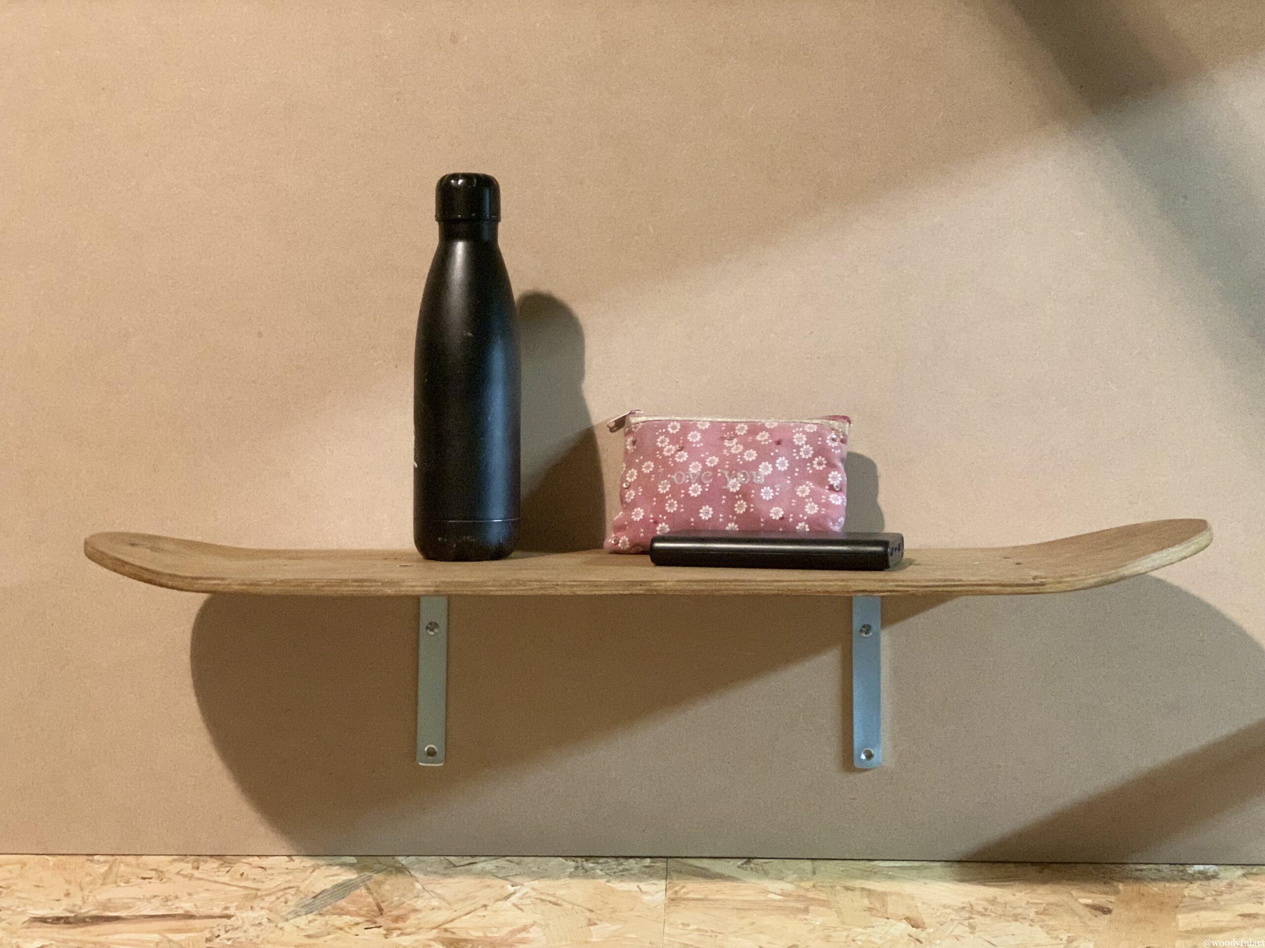 ancienne planche de skateboard recyclé en étagère murale simple - étagère murale skateboard - woodyfulart