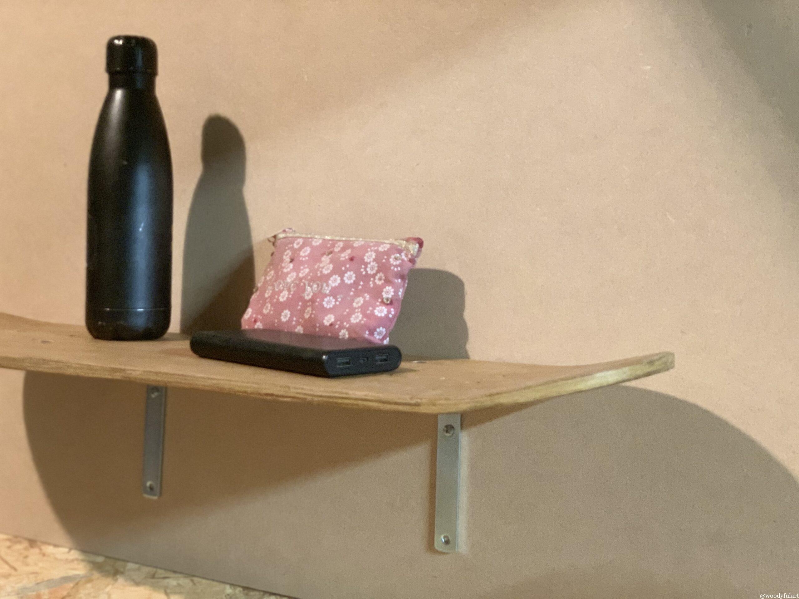 ancienne planche de skateboard recyclé en étagère murale simple - étagère murale skateboard - woodyfulart