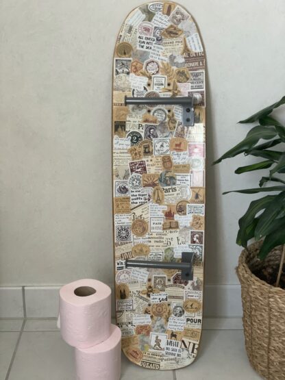 ancienne planche de skateboard recyclée en skateboard dérouleur de papier toilettes gris avec stickers d'époque - woodyfulart