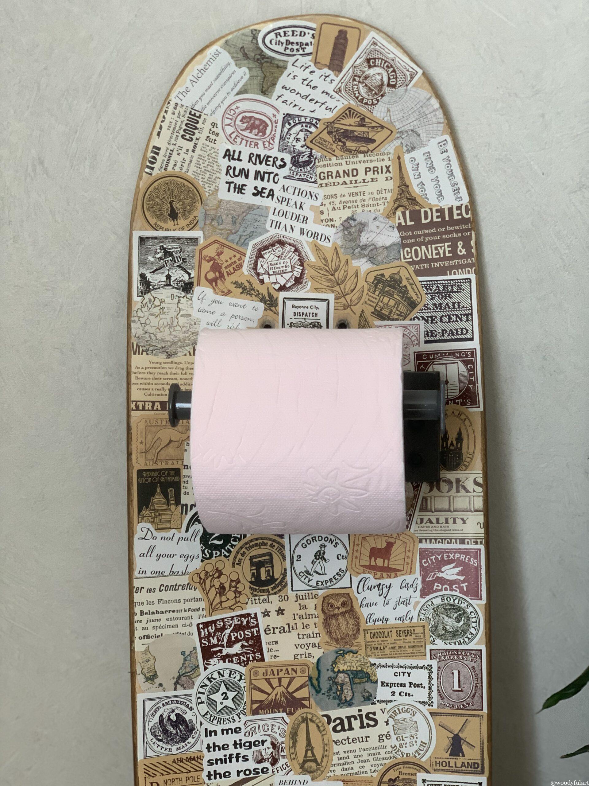ancienne planche de skateboard recyclée en skateboard dérouleur de papier toilettes gris avec stickers d'époque - woodyfulart