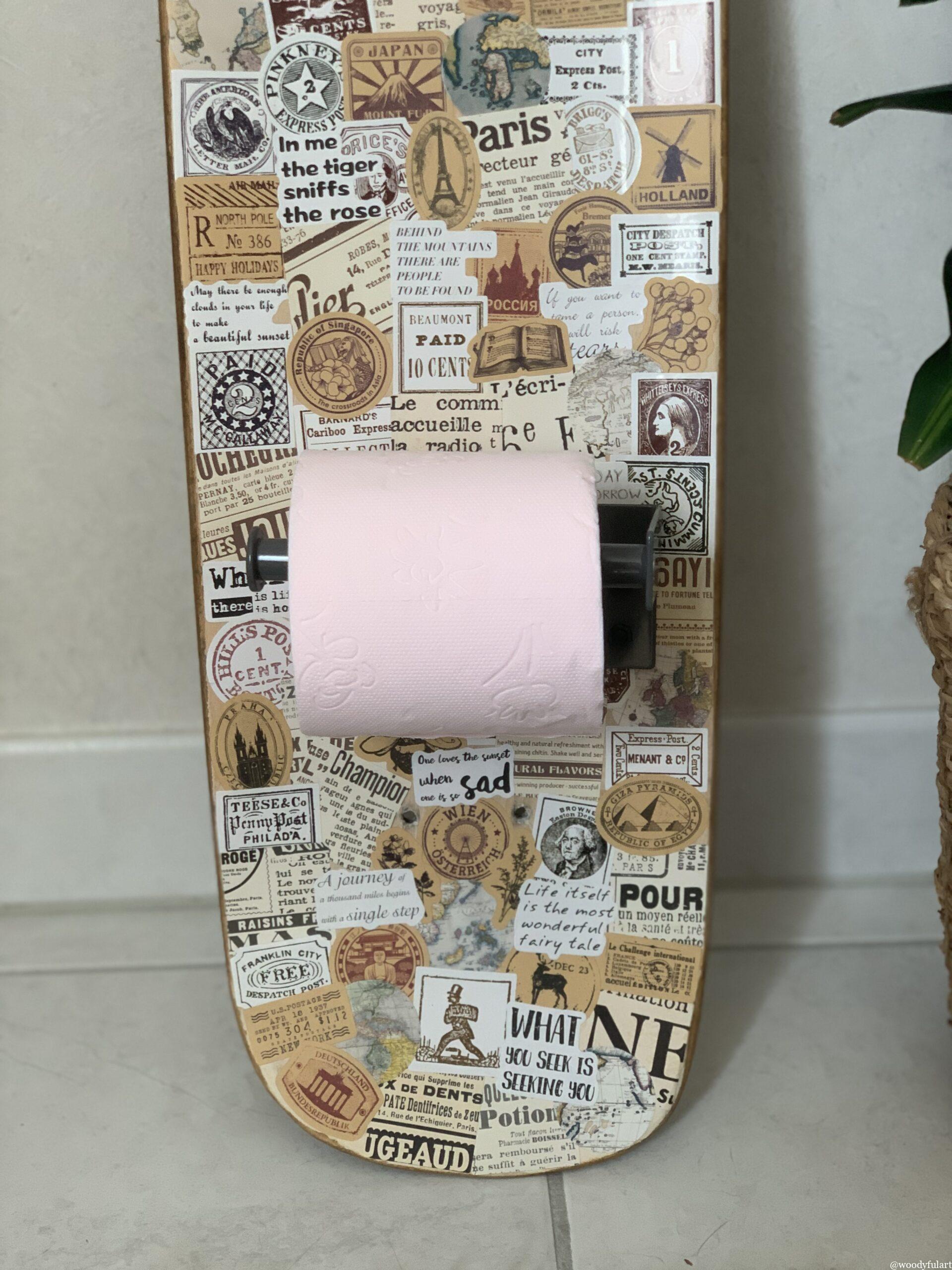 ancienne planche de skateboard recyclée en skateboard dérouleur de papier toilettes gris avec stickers d'époque - woodyfulart