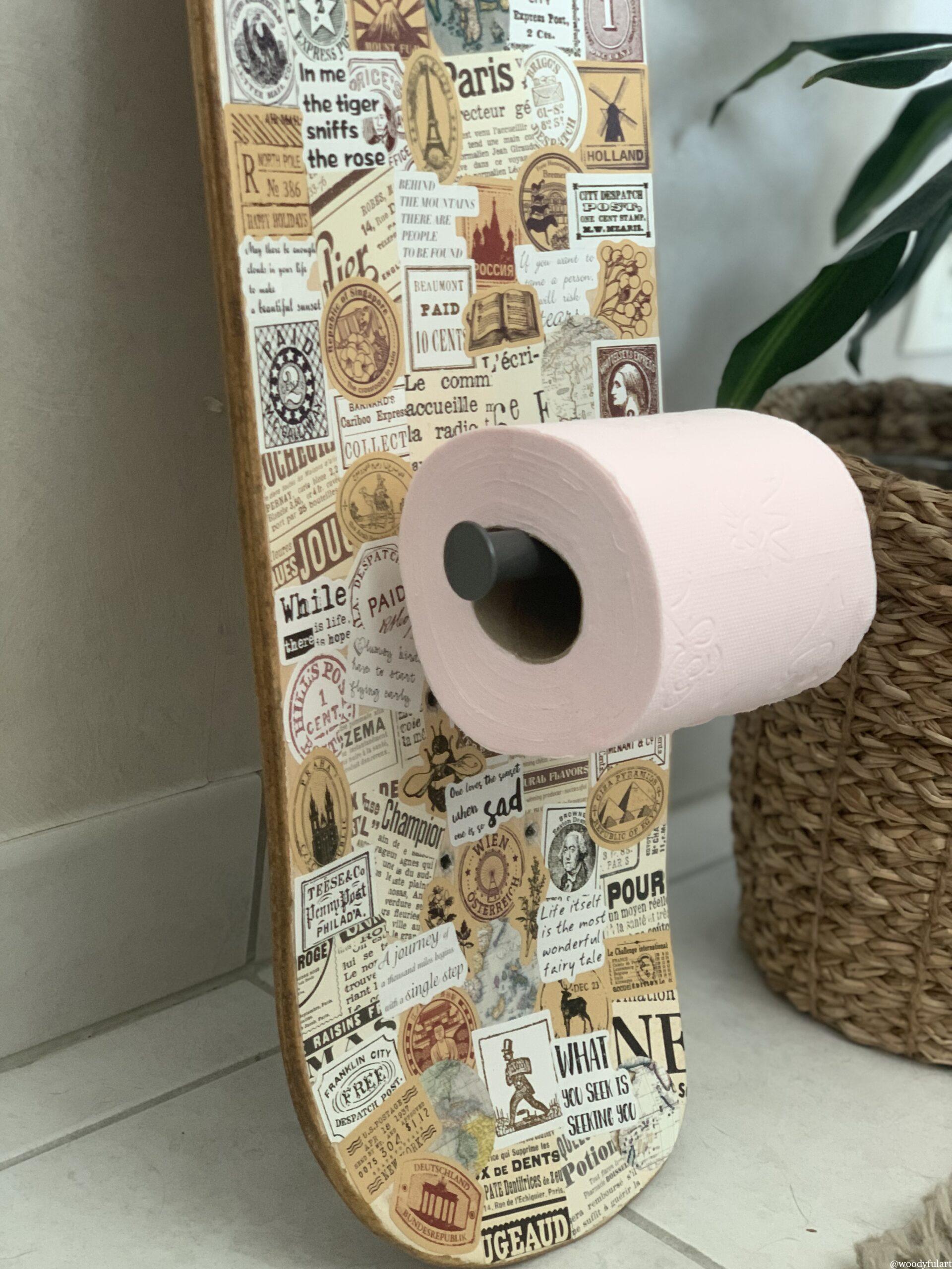 ancienne planche de skateboard recyclée en skateboard dérouleur de papier toilettes gris avec stickers d'époque - woodyfulart