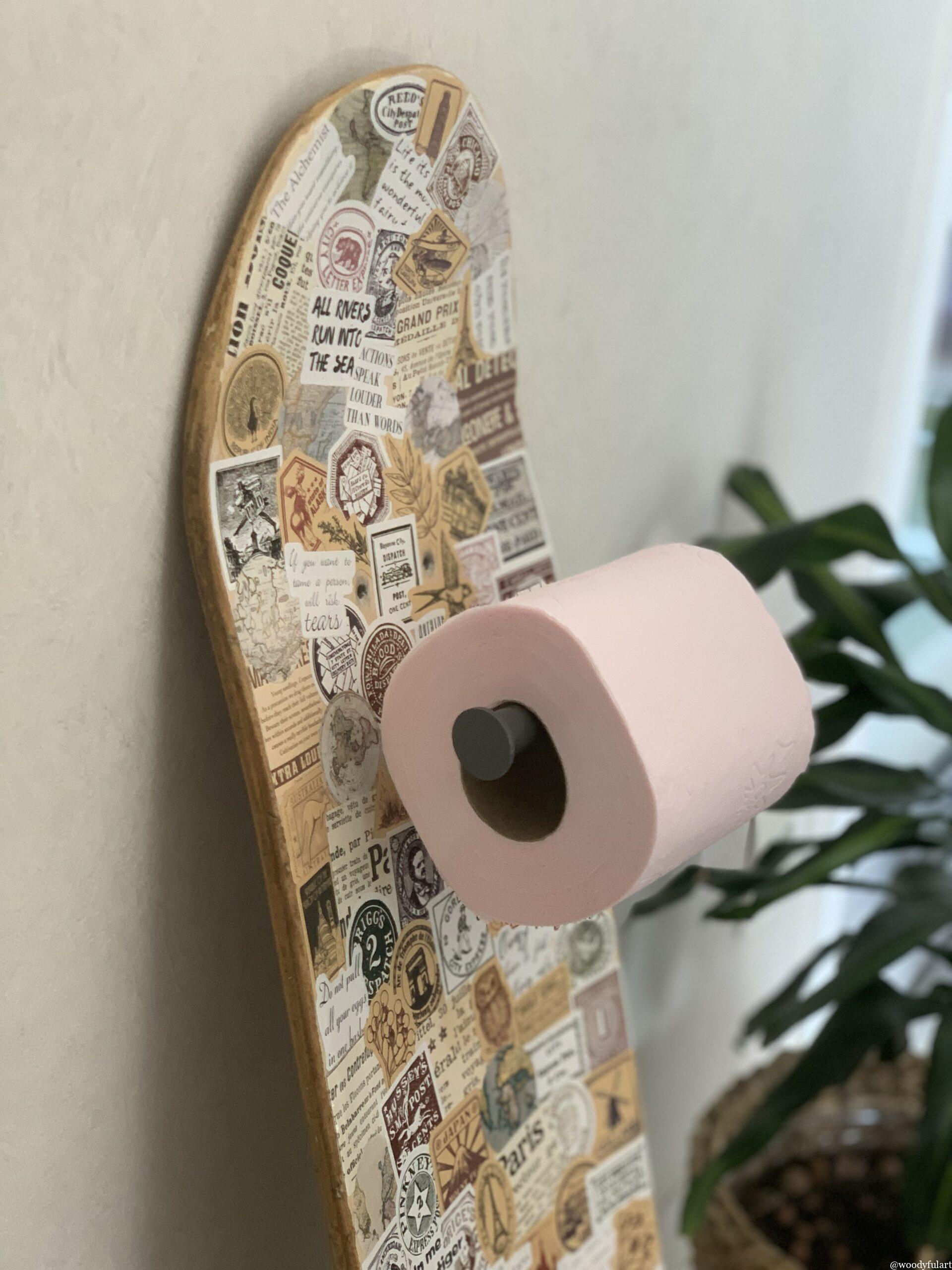 ancienne planche de skateboard recyclée en skateboard dérouleur de papier toilettes gris avec stickers d'époque - woodyfulart