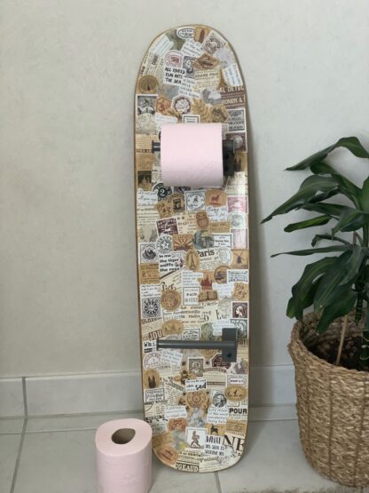 ancienne planche de skateboard recyclée en skateboard dérouleur de papier toilettes gris avec stickers d'époque - woodyfulart
