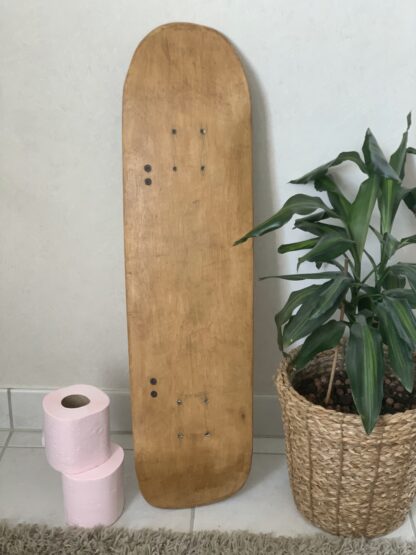 ancienne planche de skateboard recyclée en skateboard dérouleur de papier toilettes gris avec stickers d'époque - vue de dos - woodyfulart