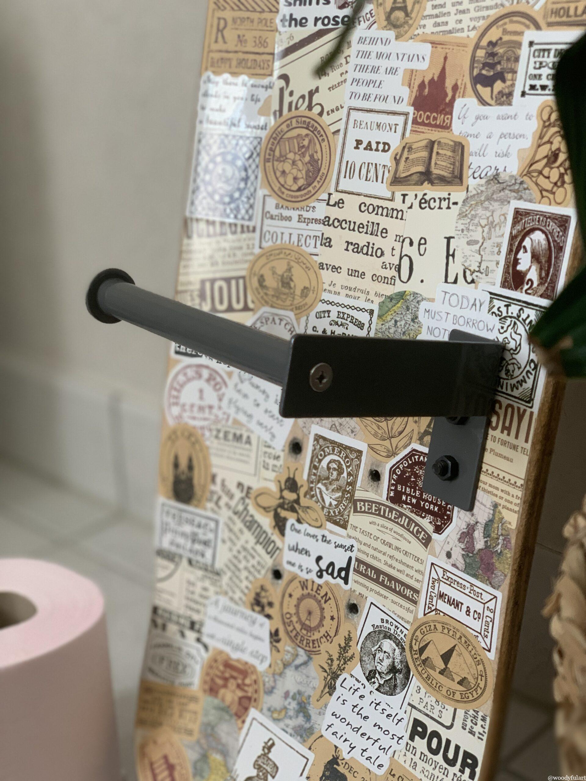 ancienne planche de skateboard recyclée en skateboard dérouleur de papier toilettes gris avec stickers d'époque - woodyfulart