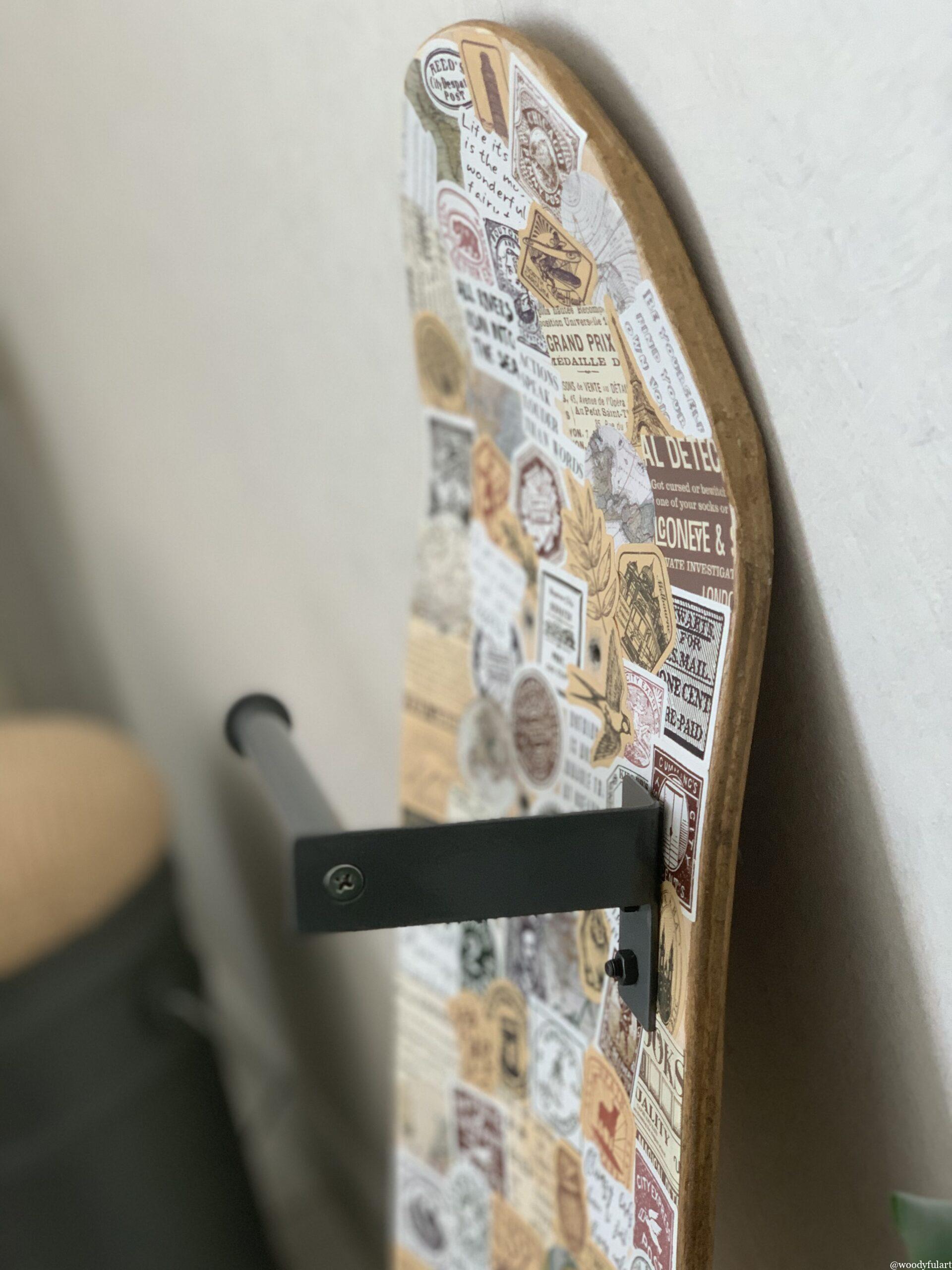 ancienne planche de skateboard recyclée en skateboard dérouleur de papier toilettes gris avec stickers d'époque - woodyfulart