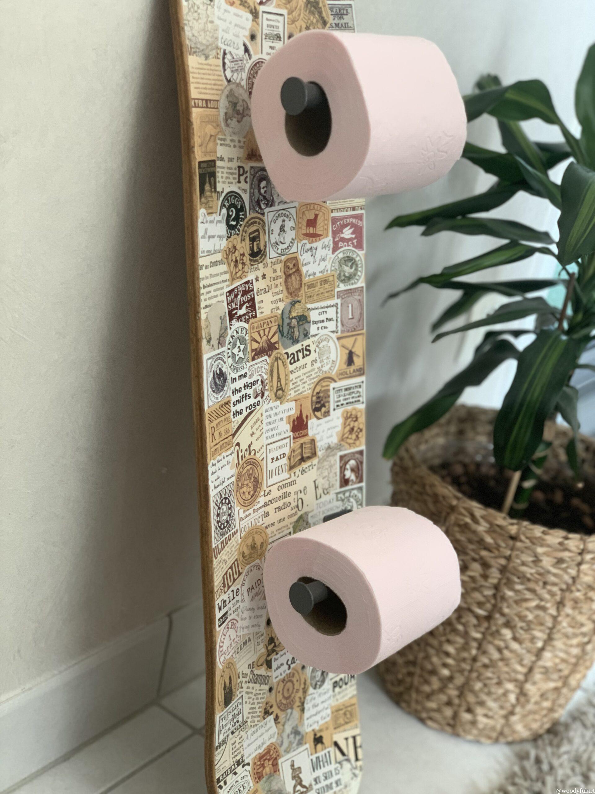 ancienne planche de skateboard recyclée en skateboard dérouleur de papier toilettes gris avec stickers d'époque - woodyfulart