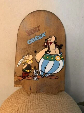 planche de skateboard cassée recyclé en objet de décoration murale asterix et obelix - woodyfulart