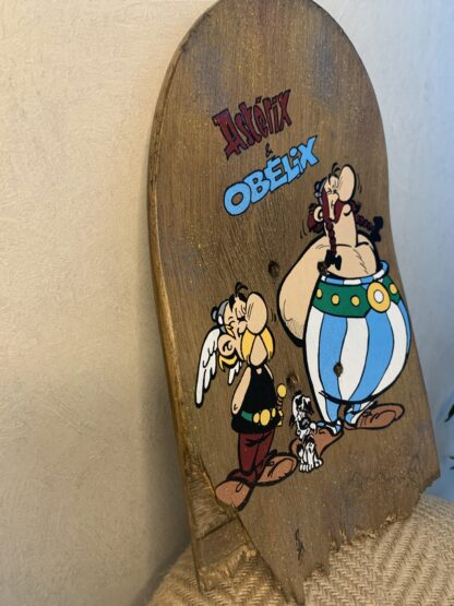 planche de skateboard cassée recyclé en objet de décoration murale asterix et obelix - woodyfulart