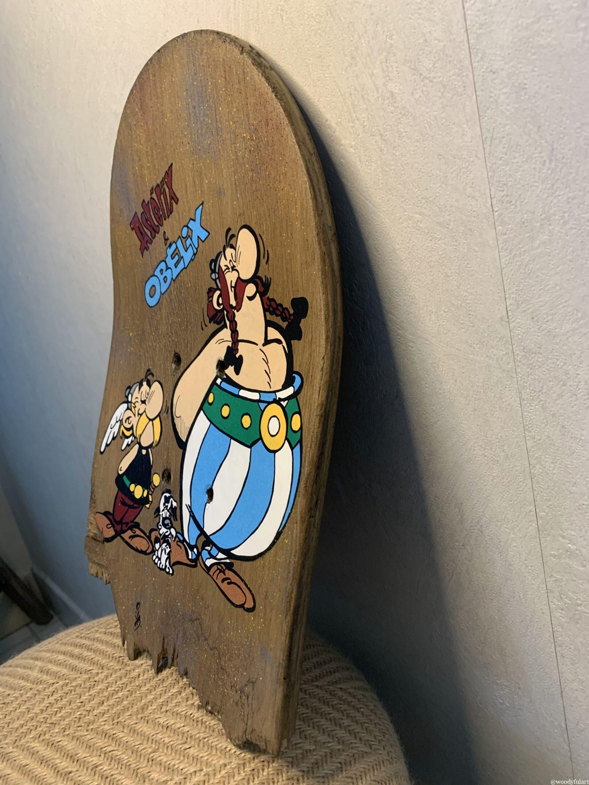 planche de skateboard cassée recyclé en objet de décoration murale asterix et obelix - woodyfulart