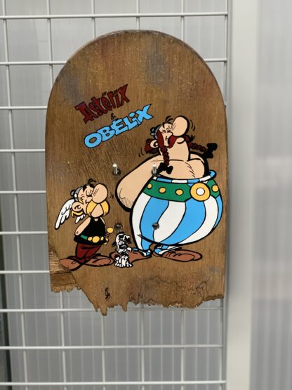 planche de skateboard cassée recyclé en objet de décoration murale asterix et obelix - woodyfulart