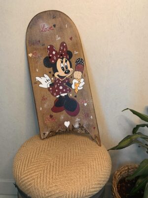planche de skateboard cassée recyclé en objet de décoration murale minnie - woodyfulart