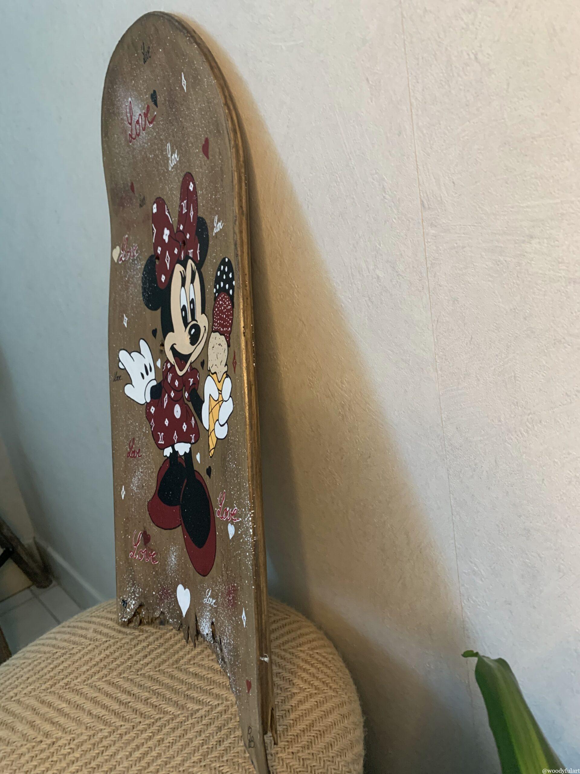 planche de skateboard cassée recyclé en objet de décoration murale minnie - woodyfulart