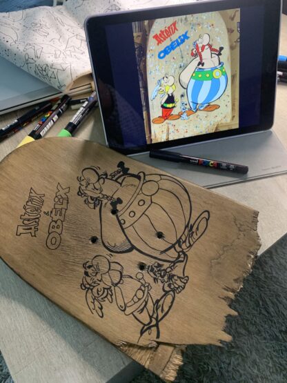 custom asterix et obelix en cours sur demi skateboard cassé - woodyfulart